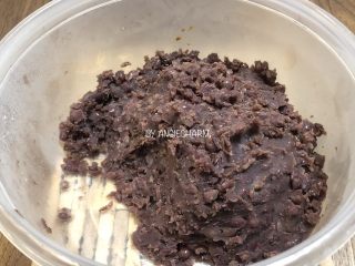 2、无油陈皮红豆馅小面包,倒在不粘锅里慢火熬煮蒸发水份，期间不断搅拌。煮好后盛出，想要颗粒感强些的，可以搅拌轻手一些。这时一定要控制自己别偷吃了，舔锅铲是可以的。冷却备用，或者冷却后放冰箱冷藏。