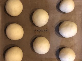 3、无油陈皮红豆馅小面包,盖保鲜膜静置15分钟。