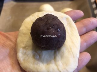 4、无油陈皮红豆馅小面包,小面团擀成圆片，取兵乓球大小的红豆馅，放在中央。