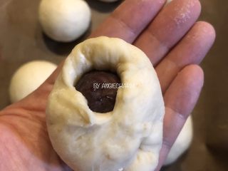 5、无油陈皮红豆馅小面包,像包包子一样包好，捏紧收口处。