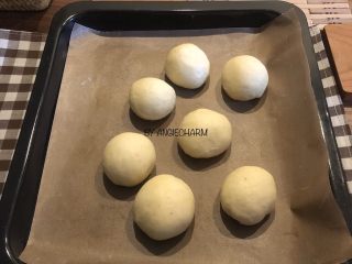 6、无油陈皮红豆馅小面包,放进烤箱里，底部放一小杯热水。天气10来度以下可能要开一开烤箱的发酵模式。总之，制造潮湿的30～38摄氏度的环境，进行最后发酵。