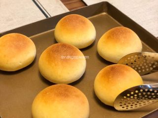 8、无油陈皮红豆馅小面包,180摄氏度，中层，20分钟。期间顶部上色满意就要盖锡纸。