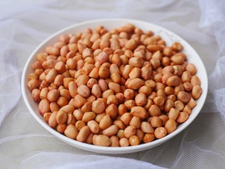 1、油炸花生米,准备一盘花生米。