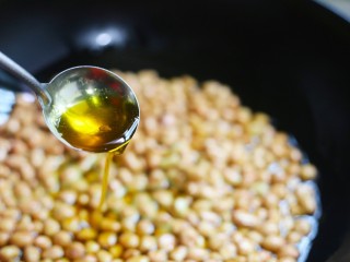 3、油炸花生米,加入食用油。