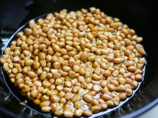 4、油炸花生米,没过花生米即可。