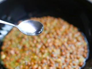 6、油炸花生米,加入半勺白酒，