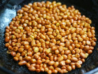 9、油炸花生米,拌匀开吃。