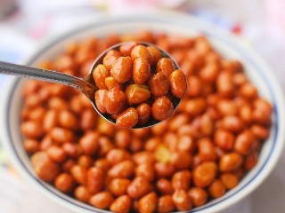 14、油炸花生米,家中常备。