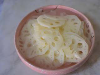 3、凉拌藕片,再把藕片放在凉水中清洗一遍