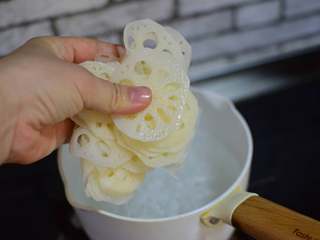 4、凉拌藕片,锅中烧水，把藕片放进去煮三四分钟。老出来放凉水中冲洗一遍