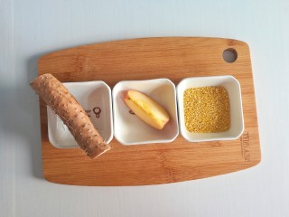 1、健脾养胃苹果山药小米粥,食材准备:山药50克、小米15克、苹果10克
