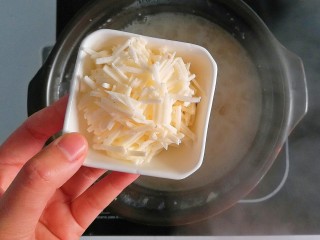 8、健脾养胃苹果山药小米粥,加入山药煮5分钟出锅