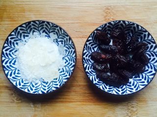 2、酒酿水果羹,冰糖、葡萄干