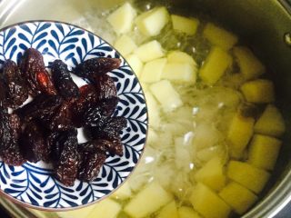 11、酒酿水果羹,加入洗干净的葡萄干