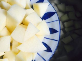 10、酒酿水果羹,倒入苹果块中大火煮五分钟