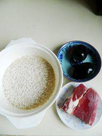 1、咸肉皮蛋粥,准备好所有的食材。