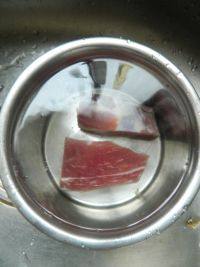 2、咸肉皮蛋粥,咸肉用清水浸泡30分钟。