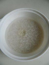 3、咸肉皮蛋粥,大米和糯米淘洗后也用清水浸泡30分钟滴入2滴色拉油。