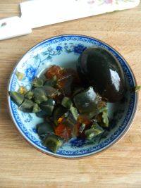 4、咸肉皮蛋粥,皮蛋去皮一个切碎，另一个备用。