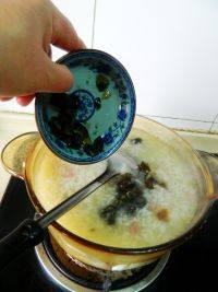 7、咸肉皮蛋粥,加入一个切碎的皮蛋。