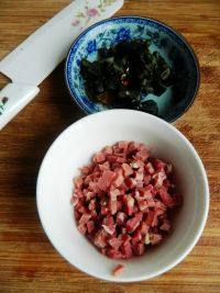 9、咸肉皮蛋粥,蒸好的咸肉切丁，另一个皮蛋也切丁。