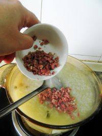 11、咸肉皮蛋粥,加入咸肉丁，再放入另一个皮蛋。