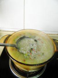 13、咸肉皮蛋粥,然后加入胡椒粉，盐，撒上葱花。淋入几滴香油搅拌均匀后即可食用。