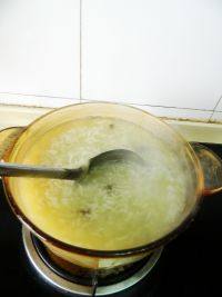 10、咸肉皮蛋粥,米粥熬煮至米开花浓稠。