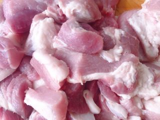 1、鲜肉包子,新鲜的猪肉，我觉得外面帮忙绞馅也不洗，不干净，我就买回来洗洗，自己剁剁