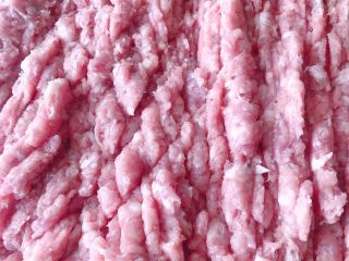 2、鲜肉包子,剁成肉泥