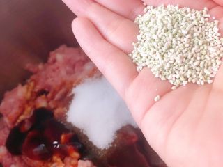 6、鲜肉包子,鸡粉，一般做菜我不放鸡粉，但是做馅放点可以