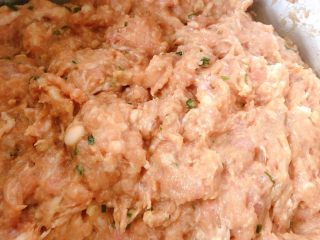 12、鲜肉包子,搅拌好的肉馅，这时候肉馅比较软，我们放冰箱冷藏