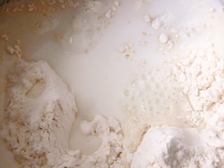 13、鲜肉包子,现在我们准备面粉倒入牛奶