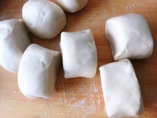 19、鲜肉包子,揉到切开断面没有明显的气孔就好了，切成你想要的大小