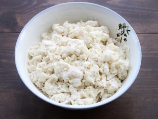 1、香葱鸡蛋饼,面粉加开水拌成面絮状