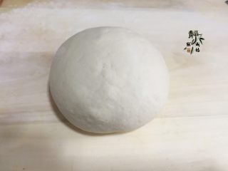 2、香葱鸡蛋饼,待其晾至不烫手，下手把它揉成光滑的面团并松弛上十几分钟