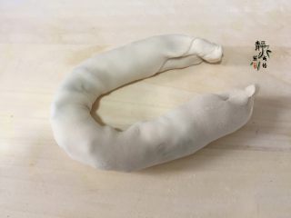 4、香葱鸡蛋饼,如图卷起