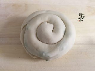 5、香葱鸡蛋饼,然后接着卷，如图