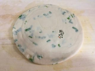6、香葱鸡蛋饼,轻轻地擀开
