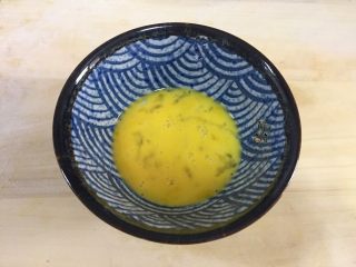 7、香葱鸡蛋饼,蛋液调匀
