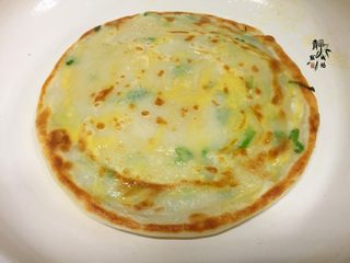 9、香葱鸡蛋饼,翻面后另一面也刷上蛋液，烙熟即可