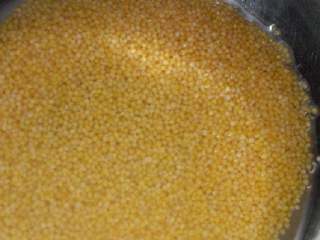 1、苹果小米粥,小米洗好备用