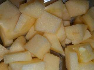 4、苹果小米粥,煮米的空时间里把苹果削皮切块，小米煮好后放入苹果继续煮一会