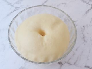 6、猪排汉堡包,手指戳面团一小洞，不发弹不回缩即发酵成功