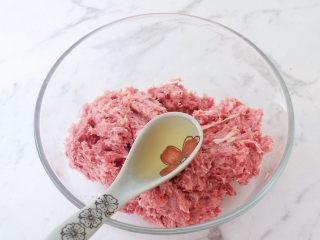 12、猪排汉堡包,加入料酒