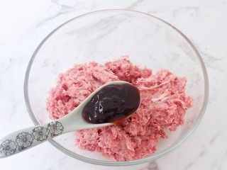 13、猪排汉堡包,加入蚝油