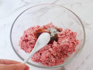 15、猪排汉堡包,加入盐