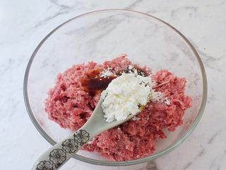 16、猪排汉堡包,加入淀粉