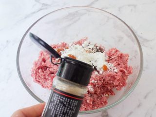 17、猪排汉堡包,加入胡椒粉