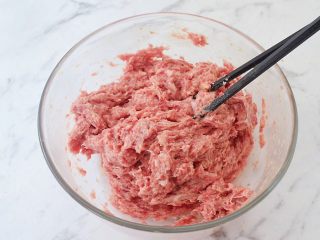 18、猪排汉堡包,用筷子顺时方向搅打至上劲